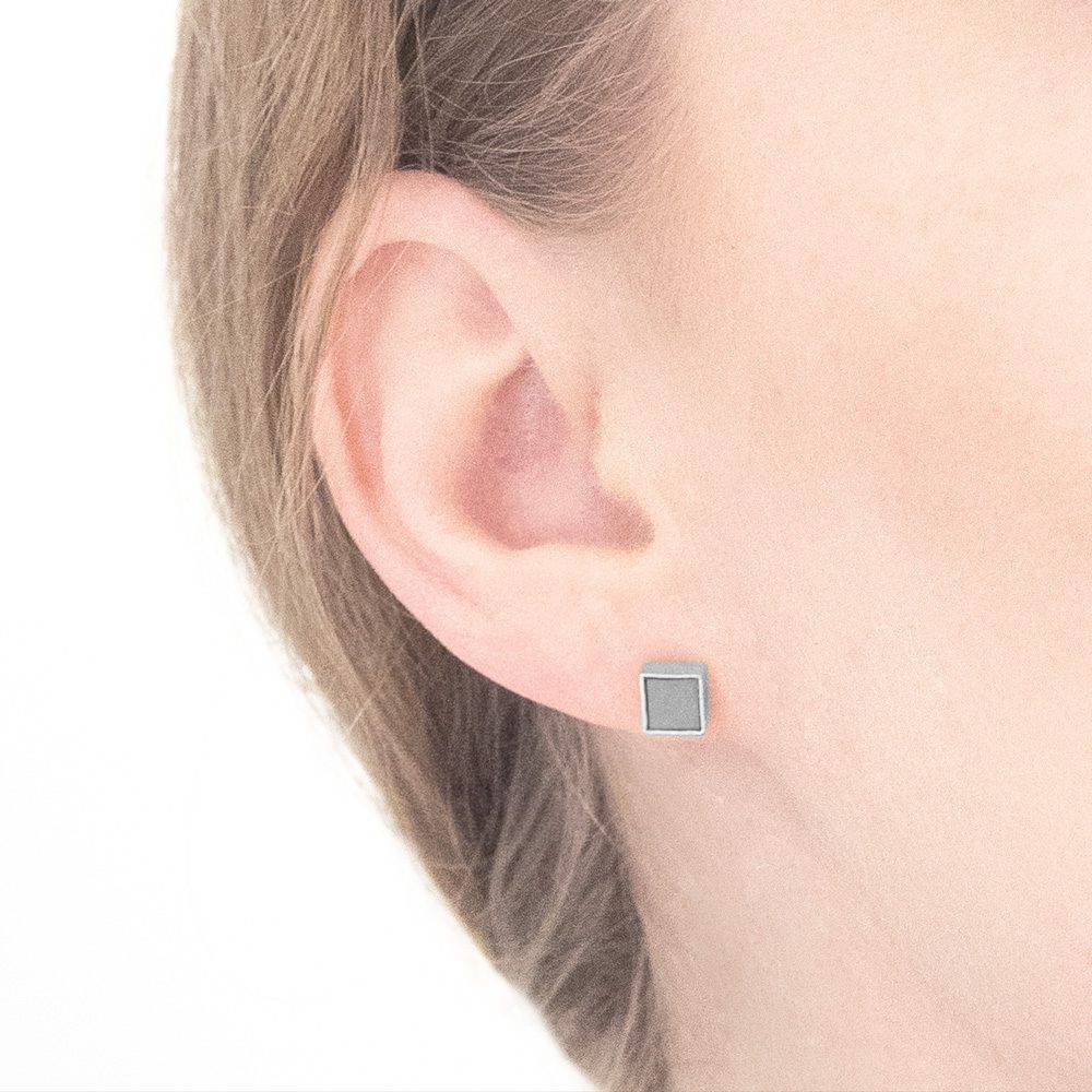 Betonschmuck von Studio 4L. Ohrstecker C10 in Silber Grau.