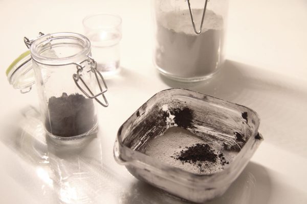 Betonschmuck von Studio 4L wird aus einer eigens entwickelten Betonrezeptur gefertigt.