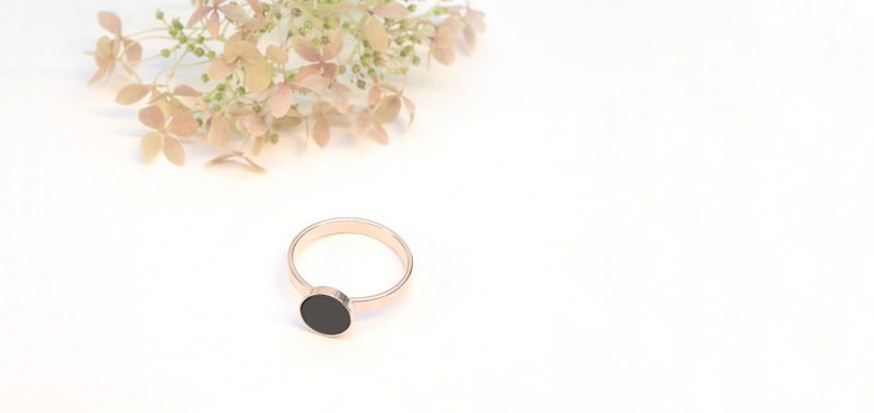 Betonschmuck von Studio 4L. Ring R0 Rosé Schwarz.