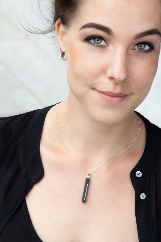 Handgefertigte Kette C3 aus der Studio 4L Betonmanufkaktur. Handgefertigtes Design, Interior und Betonschmuck.