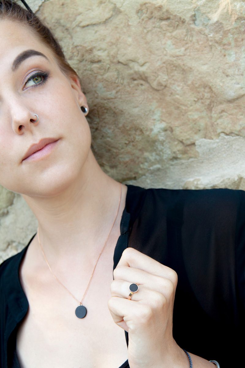 Handgefertigte Kette und Ring R0 aus der Studio 4L Betonmanufkaktur. Handgefertigtes Design, Interior und Betonschmuck.