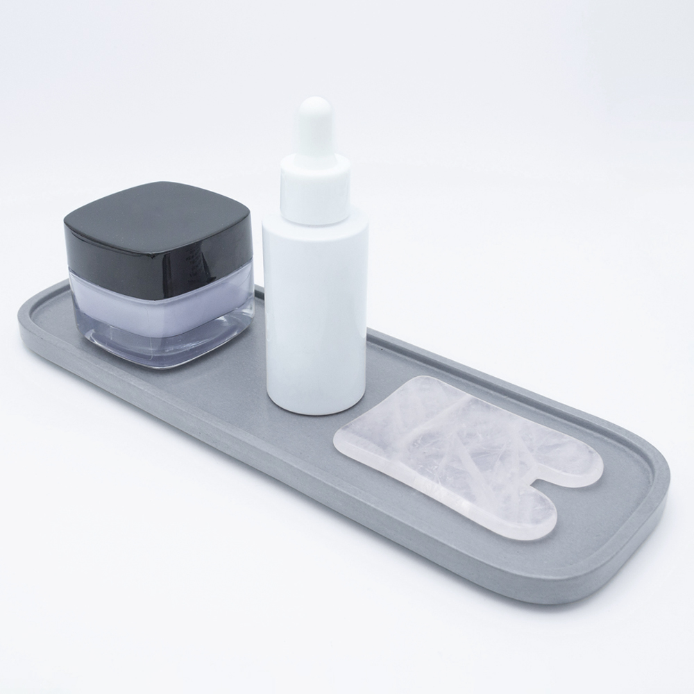 Tablett und Ablage Klara aus der Studio 4L Betonmanufaktur. Eignet sich als Dekotablett oder Ablage auf deinem Tisch, im Bade- oder Schlafzimmer. Mit einer lebensmittelechten, wasser- und schmutzabweisenden Versiegelung geschützt.