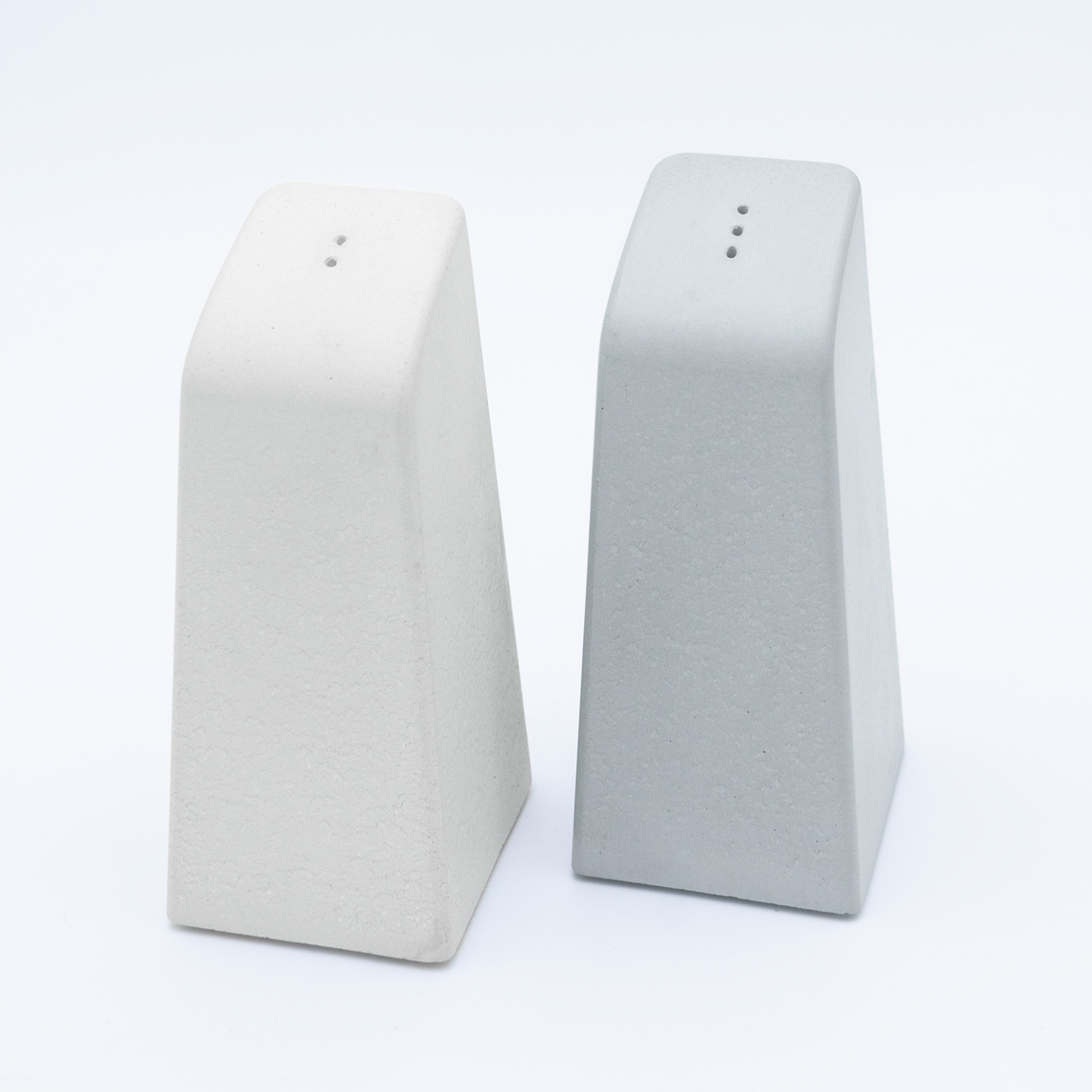 Wohnaccessoires aus der Studio 4L Betonmanufaktur. Salz- und Pfefferstreuer Pepe in Schwarz.