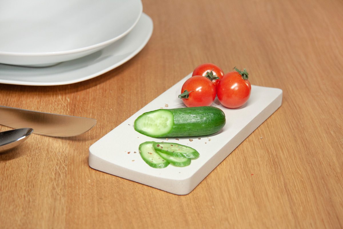 Betonaccessoires aus der Studio 4L Manufaktur. Ablage Klara in Weiss als Servierplatte.
