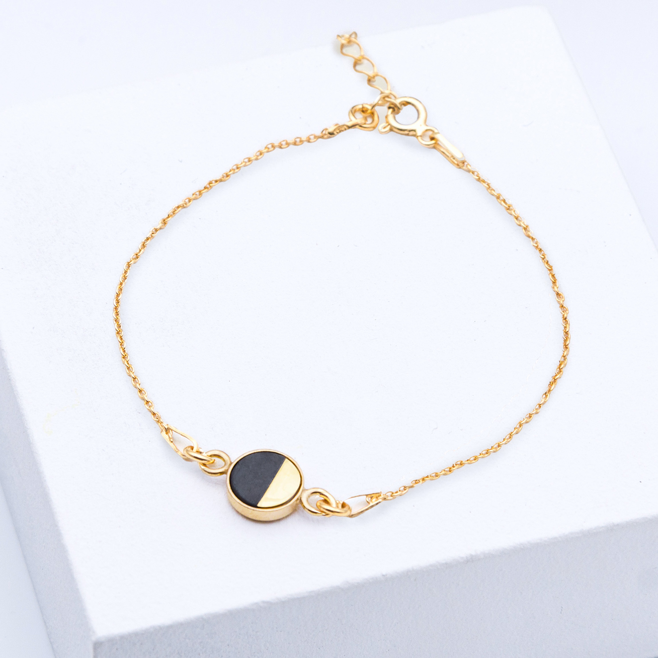 Betonschmuck von Studio 4L. Armband R21 Gold Schwarz.