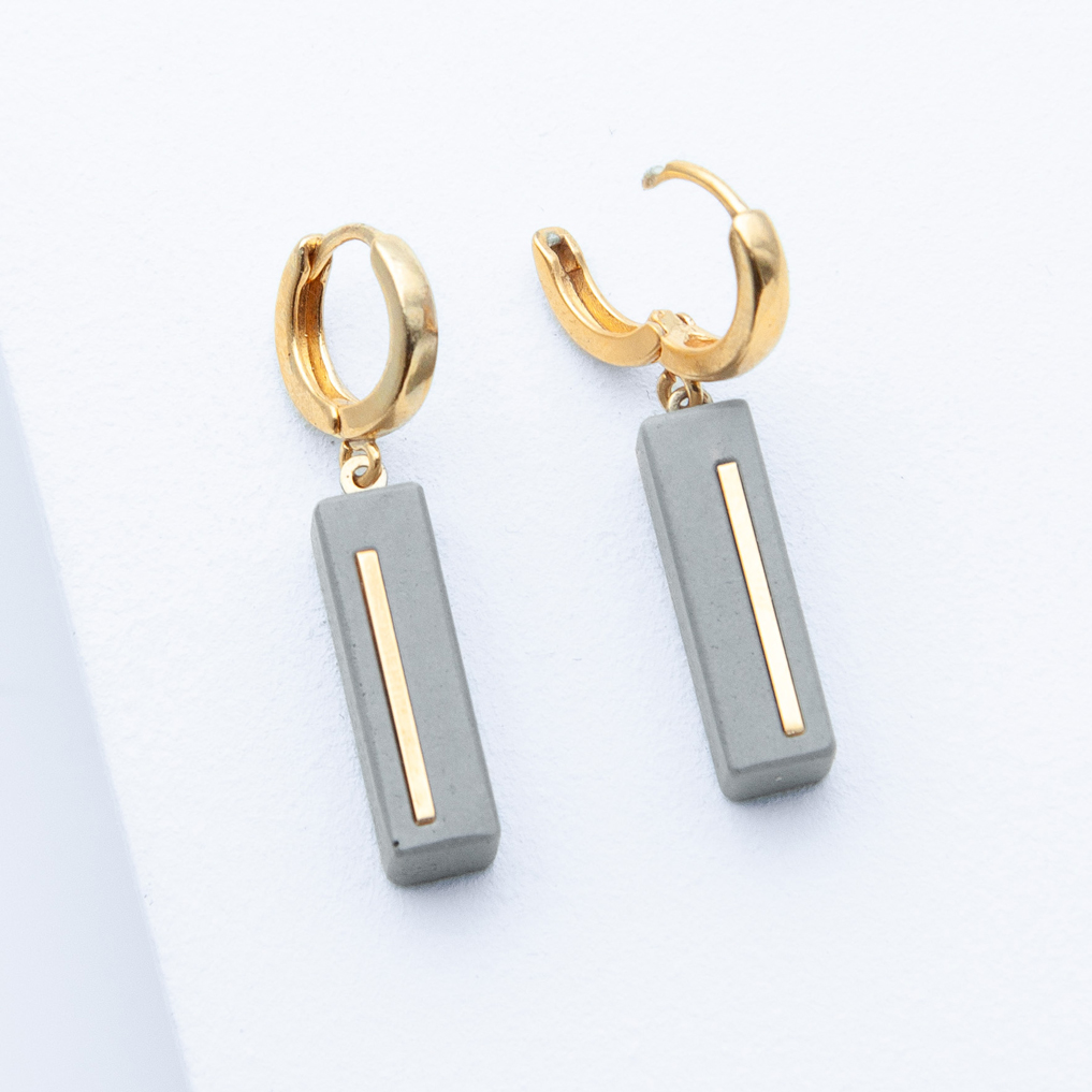 Schmuck aus Beton von Studio 4L. Kreole Juliane C3 Gold Grau.