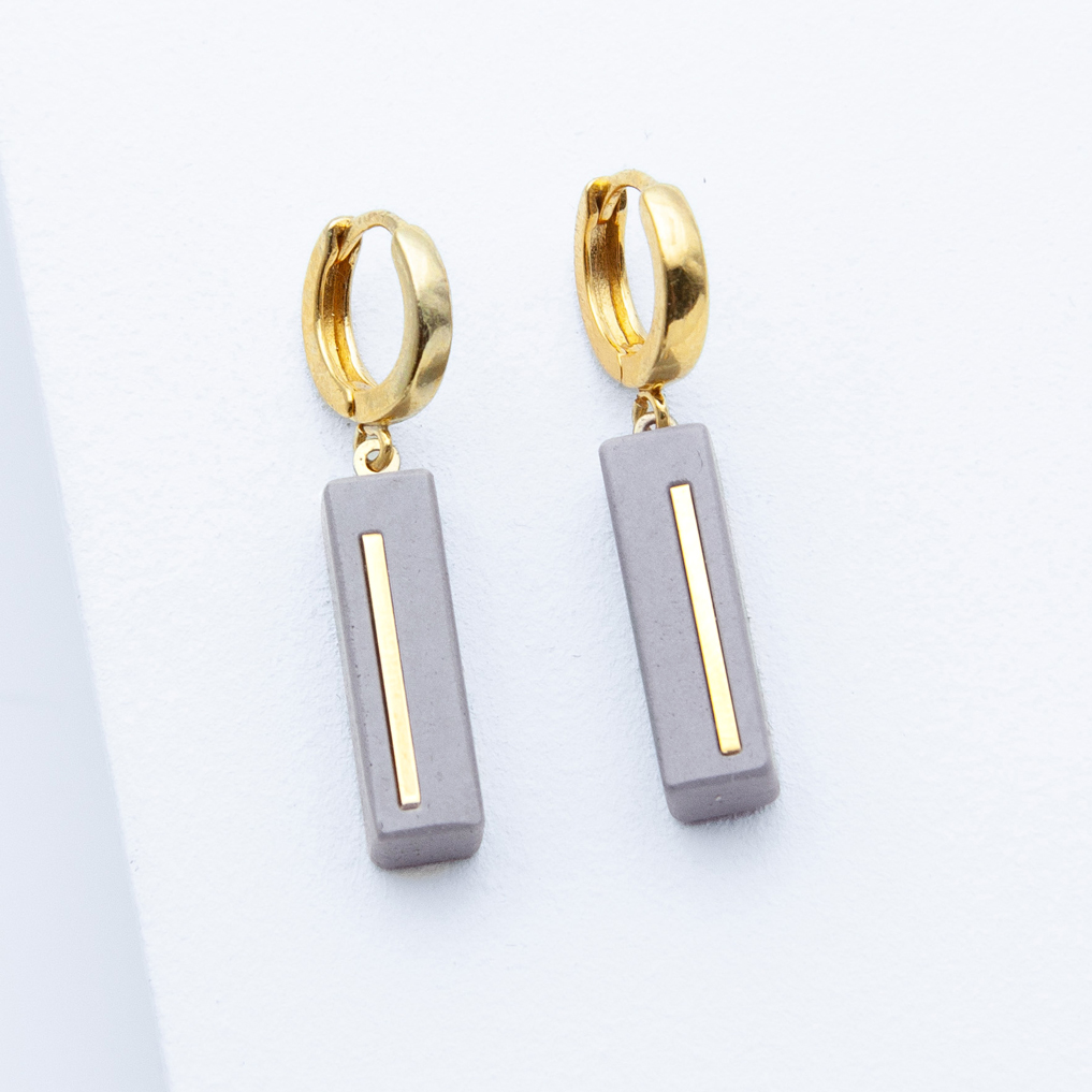 Schmuck aus Beton von Studio 4L. Creole Juliane C3 Gold Grau.