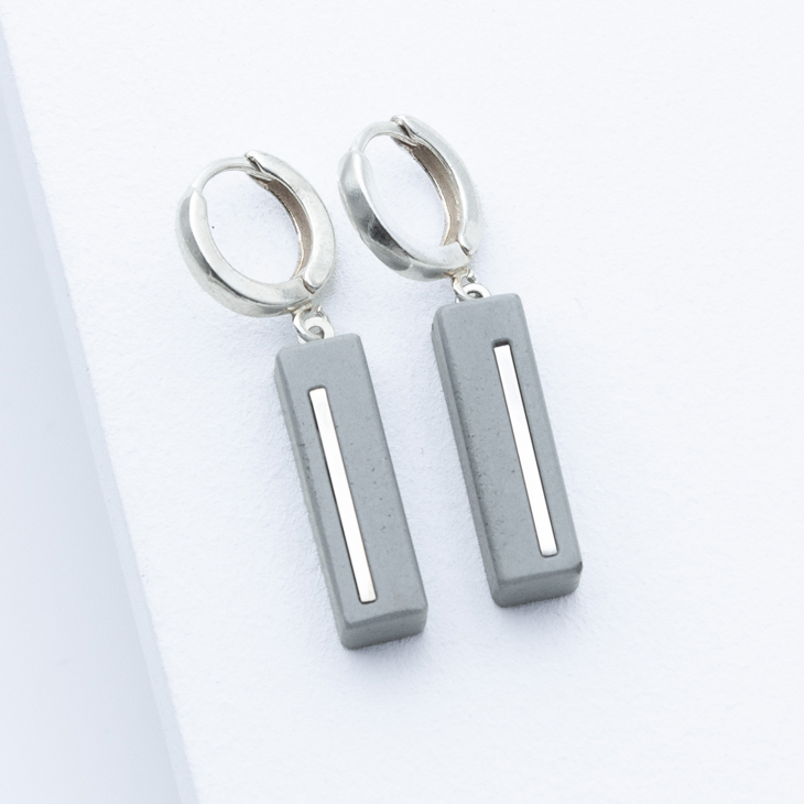 Betonschmuck von Studio 4L. Creolen Juliane C3 Silber Grau