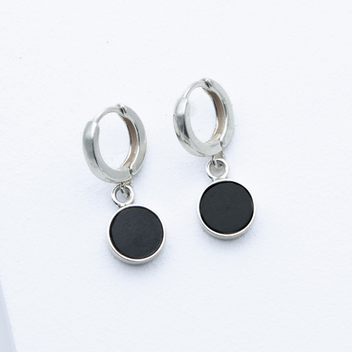 Betonschmuck von Studio 4L. Creolen R20 Silber Schwarz