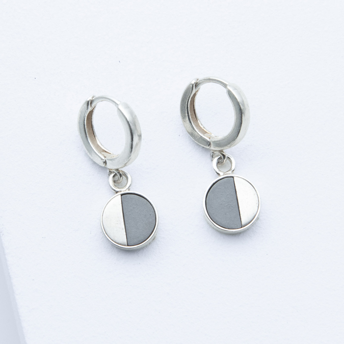 Betonschmuck von Studio 4L. Creolen R21 Silber Grau