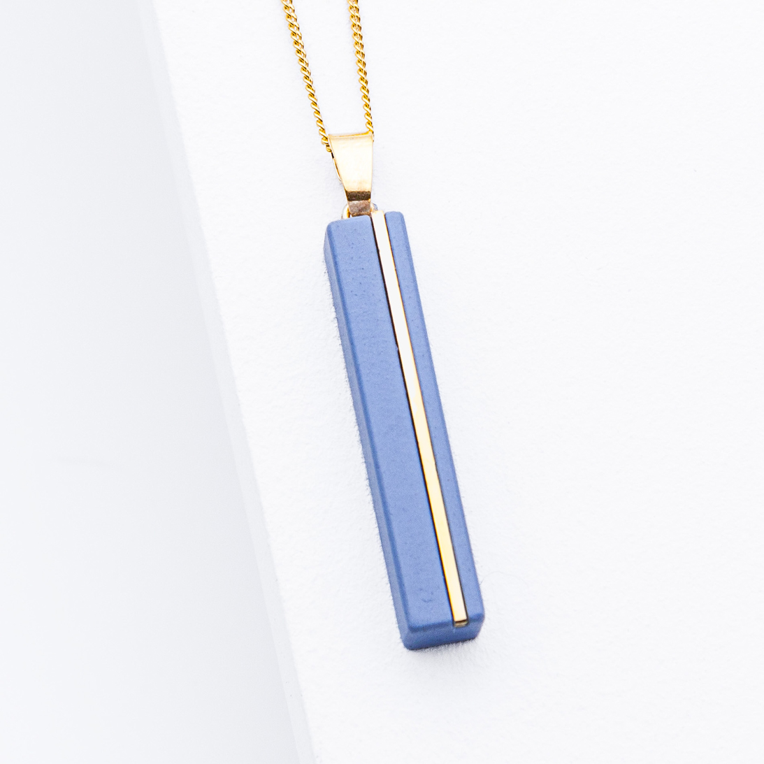 Betonschmuck von Studio 4L. Kette C1 Gold Classic Blue.