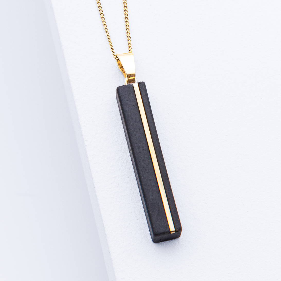 Betonschmuck von Studio 4L. Kette C1 Gold aus 925er Silber.