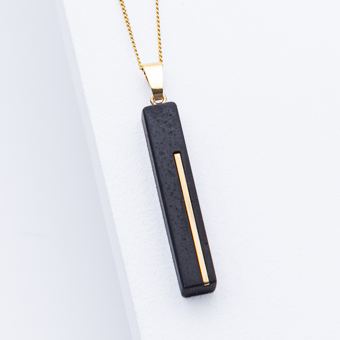 Betonschmuck von Studio 4L. Kette C2 Gold Schwarz.