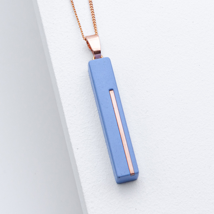 Betonschmuck von Studio 4L. Kette C2 Rosé Classic Blue.