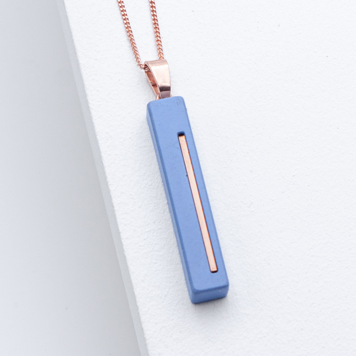 Betonschmuck von Studio 4L. Kette C2 Rosé Classic Blue.