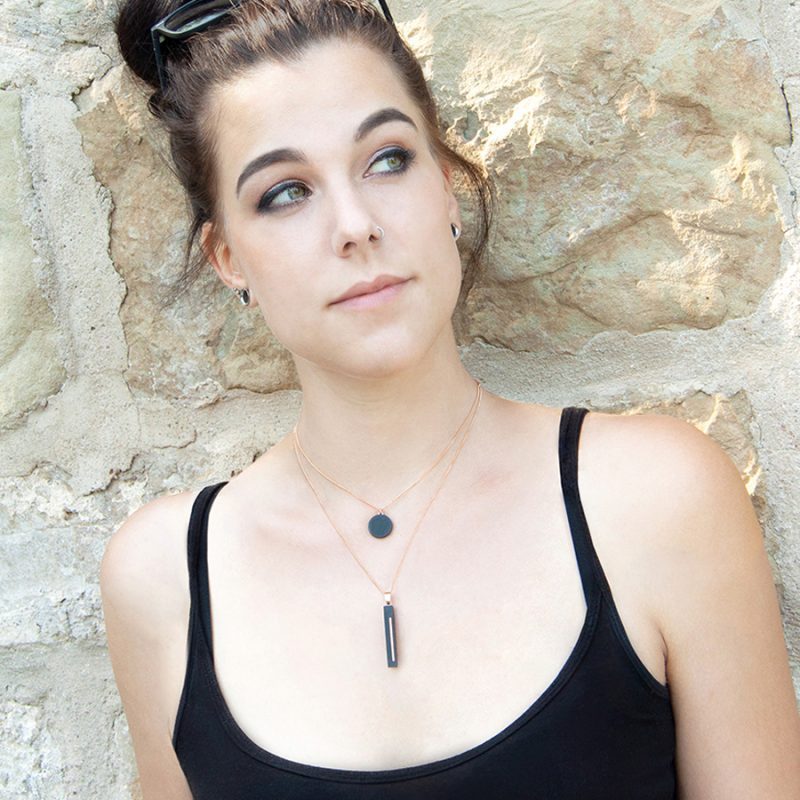 Betonschmuck von Studio 4L. Kette C3 und R0 in Rosé Schwarz.