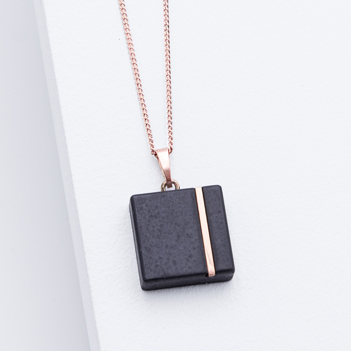 Betonschmuck von Studio 4L. Kette C30 Rosé Schwarz.