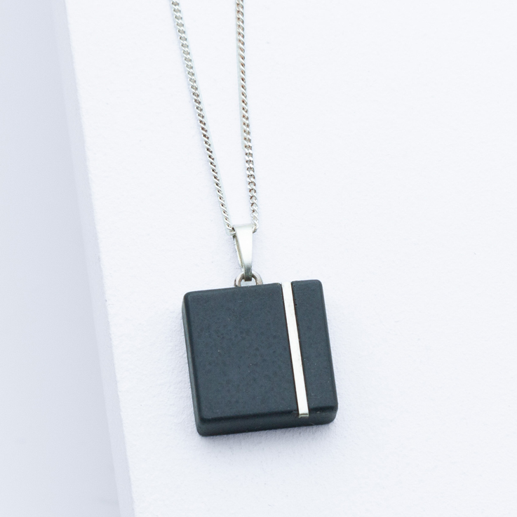 Betonschmuck von Studio 4L. Kette C30 Silber Schwarz.