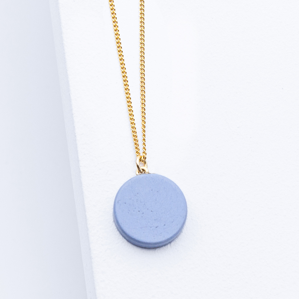 Betonschmuck von Studio 4L. Kette R0 Gold Classic Blue.