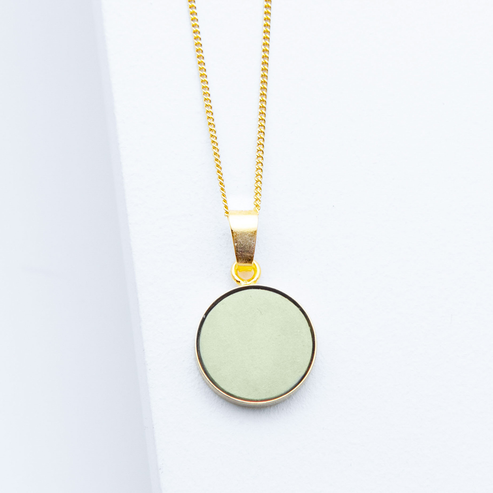 Betonschmuck von Studio 4L. Kette R0F Gold Grün
