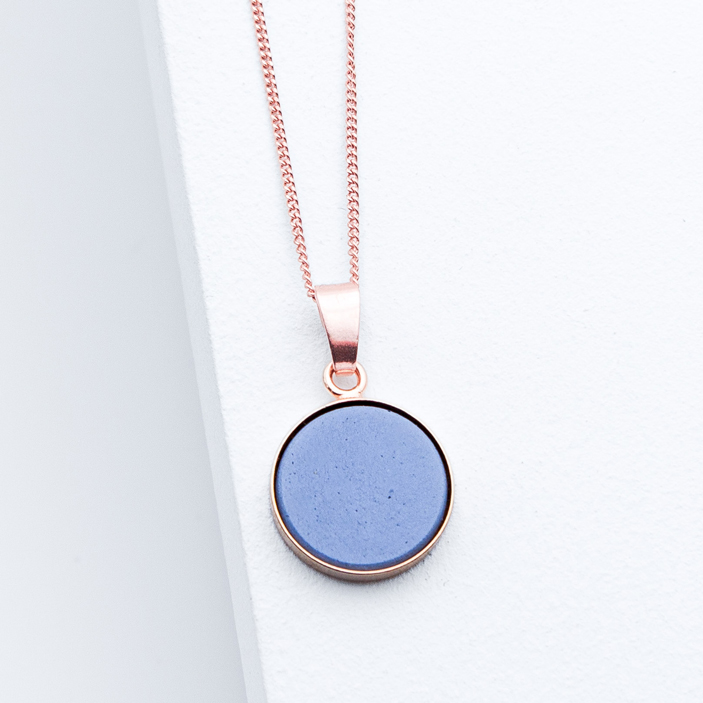 Betonschmuck von Studio 4L. Kette R0F Rosé Grau Classic Blue.