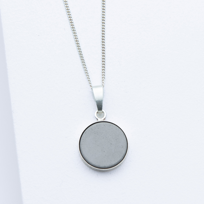 Schmuck aus Beton von Studio 4L. Kette R0F Silber Grau