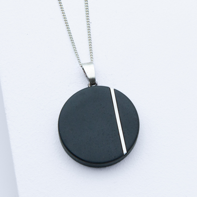 Studio 4L Betonmanufaktur. Betonschmuck Kette R1 Silber Schwarz.