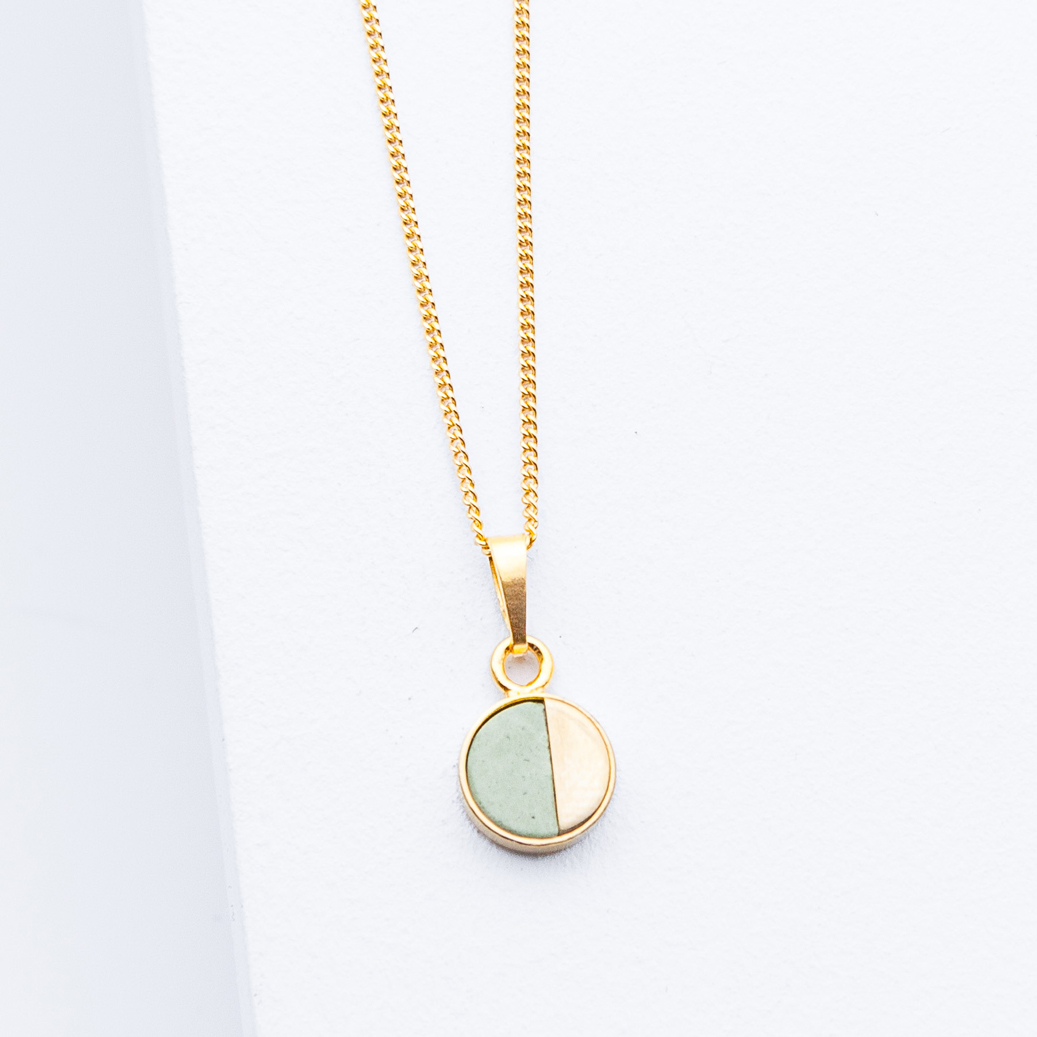 Betonschmuck von Studio 4L. Kette R21 Gold Grün