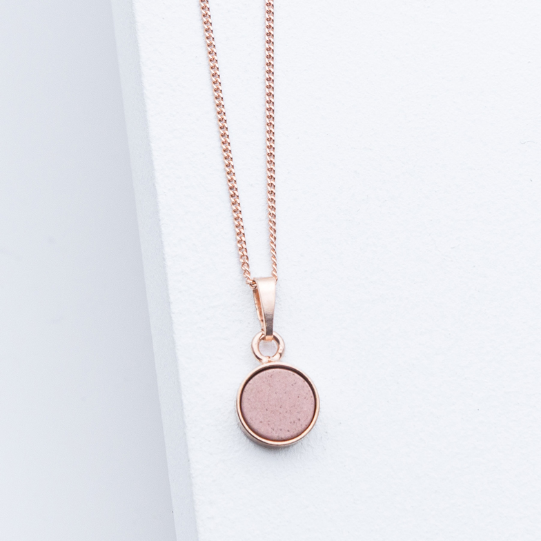 Betonschmuck von Studio 4L. Kette R20 Rosé Blush.
