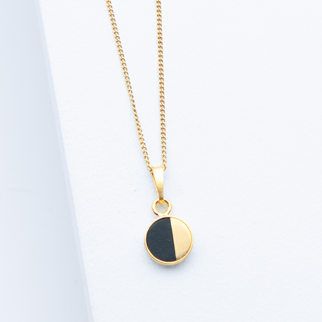 Betonschmuck von Studio 4L. Kette R21 Gold Schwarz