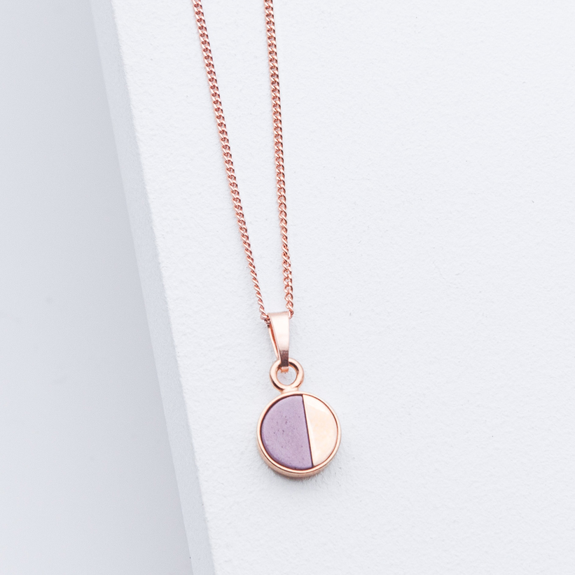 Betonschmuck von Studio 4L. Kette R21 Rosé Crocus.