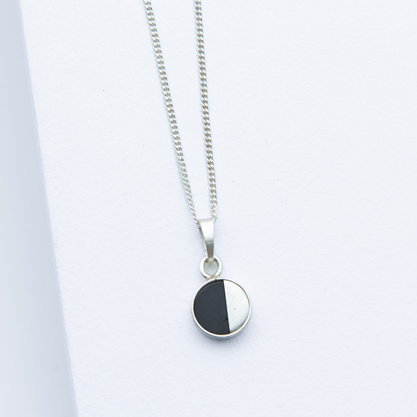 Studio 4L. Betonschmuck Kette R21 Silber Schwarz.