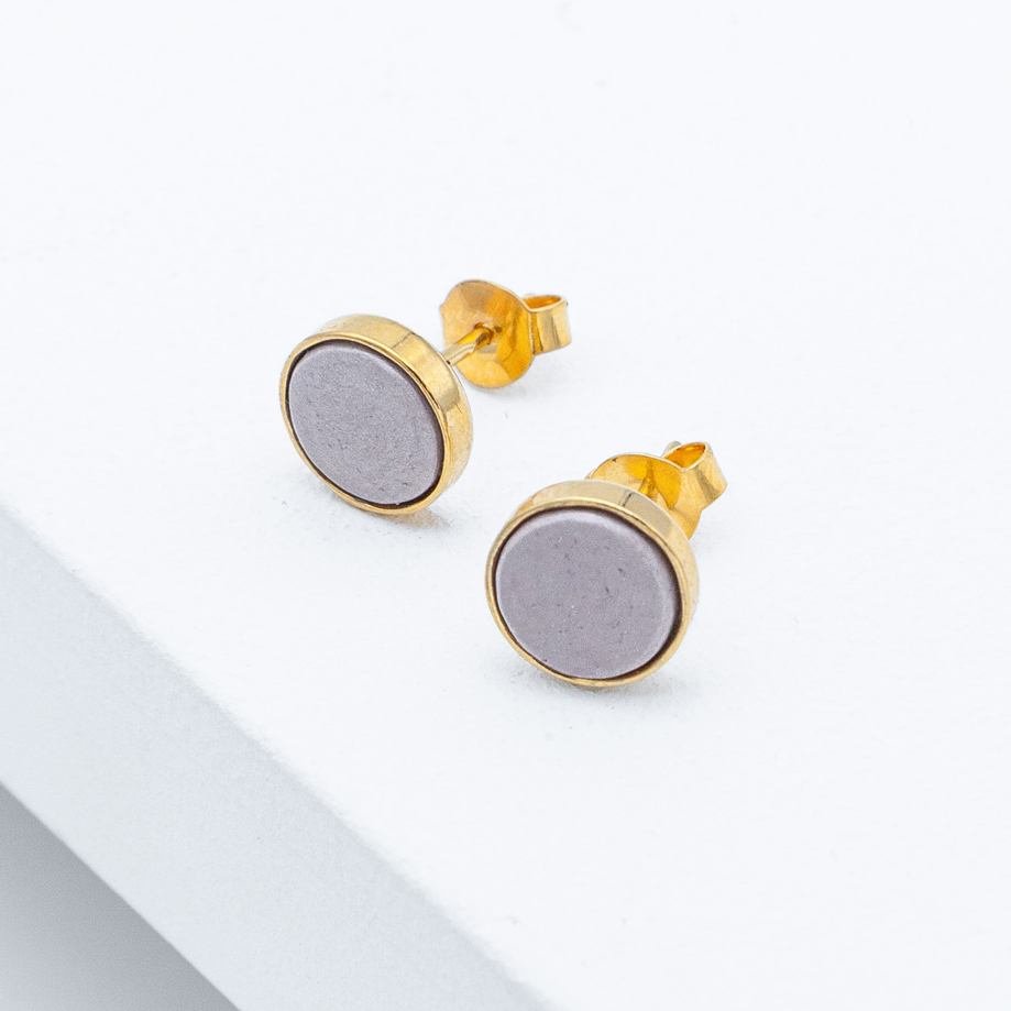 Betonschmuck von Studio 4L. Ohrstecker R20 in Gold.