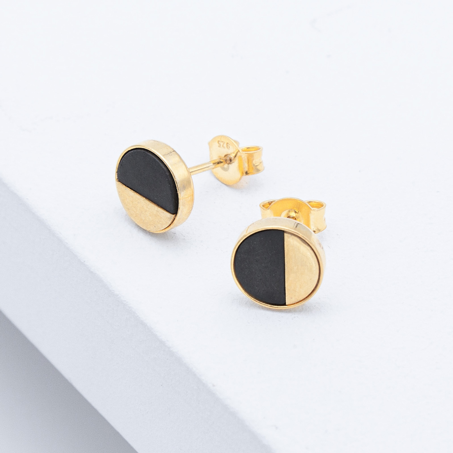 Betonschmuck von Studio 4L. Ohrstecker R21 in Gold Schwarz.
