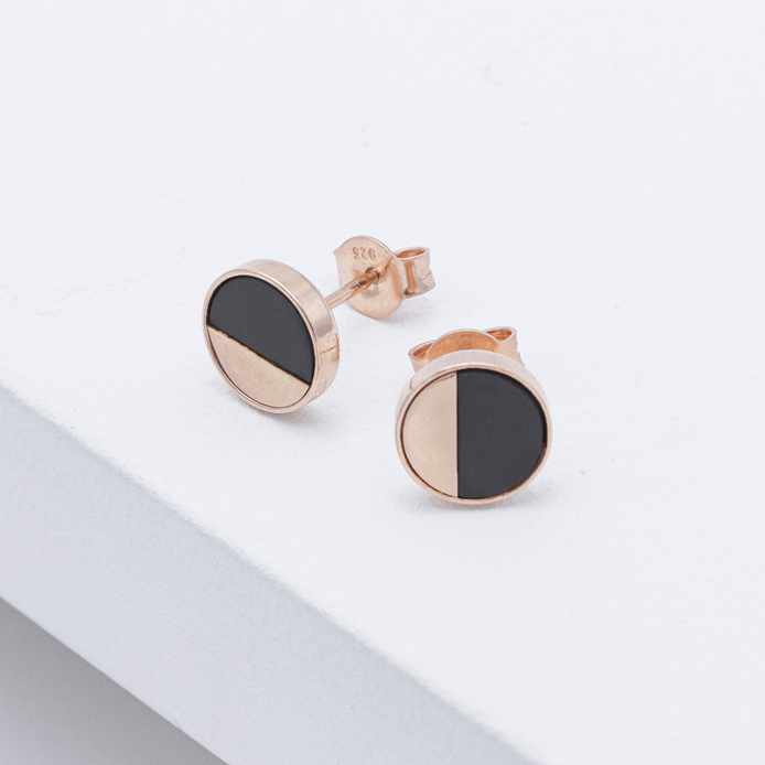 Betonschmuck von Studio 4L. Ohrstecker R21 in Rosé Schwarz.