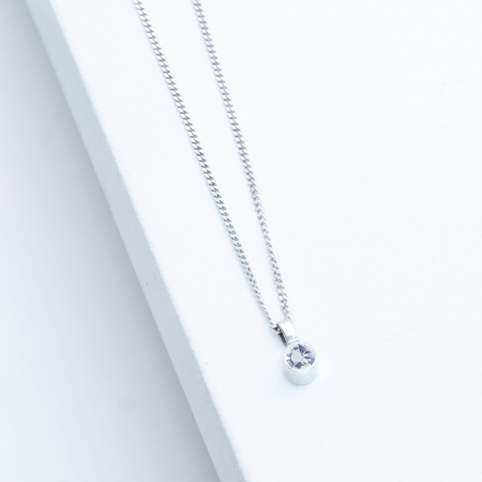 Kette Sparkle mit handgefertigtem rund facettiertem Bergkristall, gefasst in 925er Silber