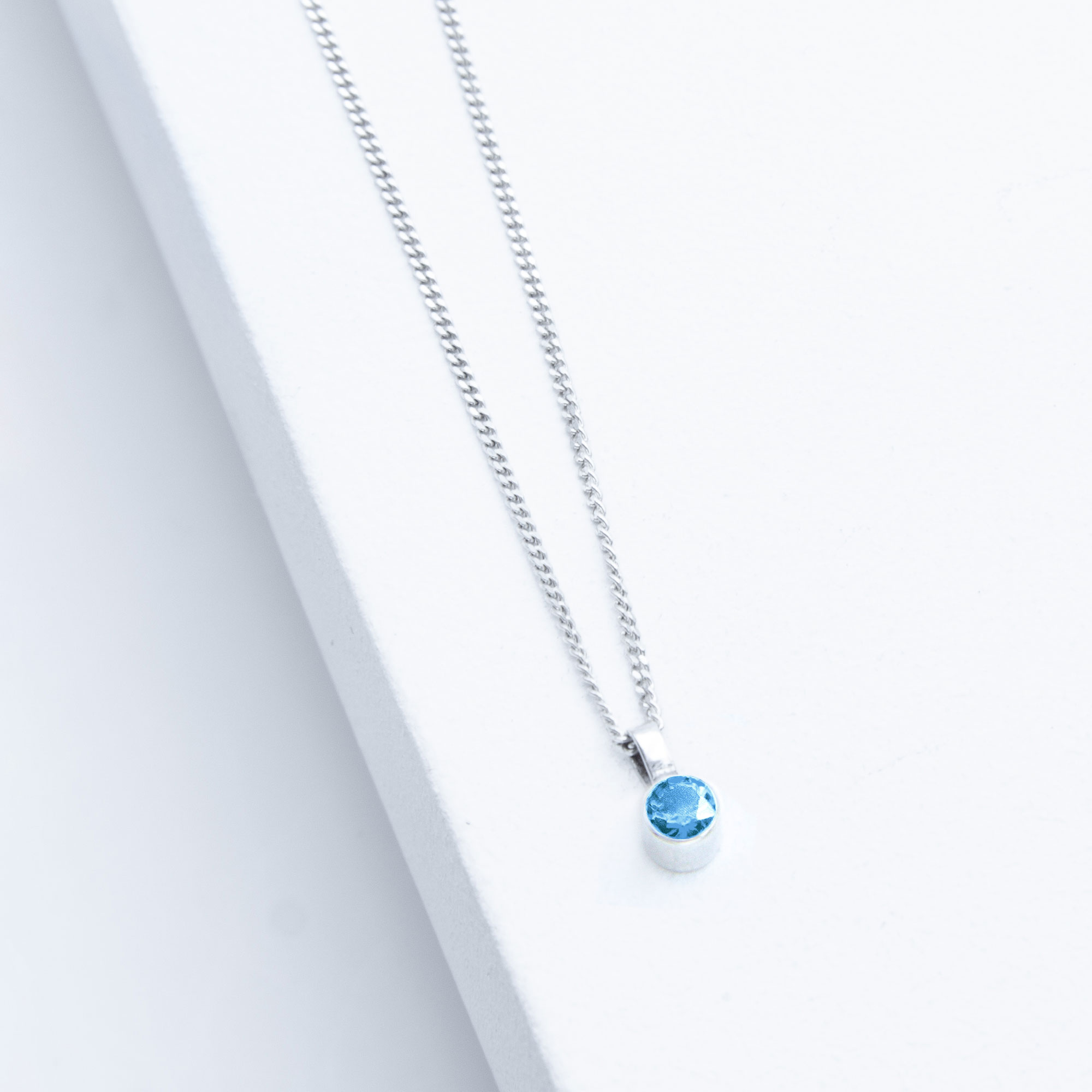 Runder Blautopas stilvoll facettiert in der Kette Sparkle aus 925er Silber