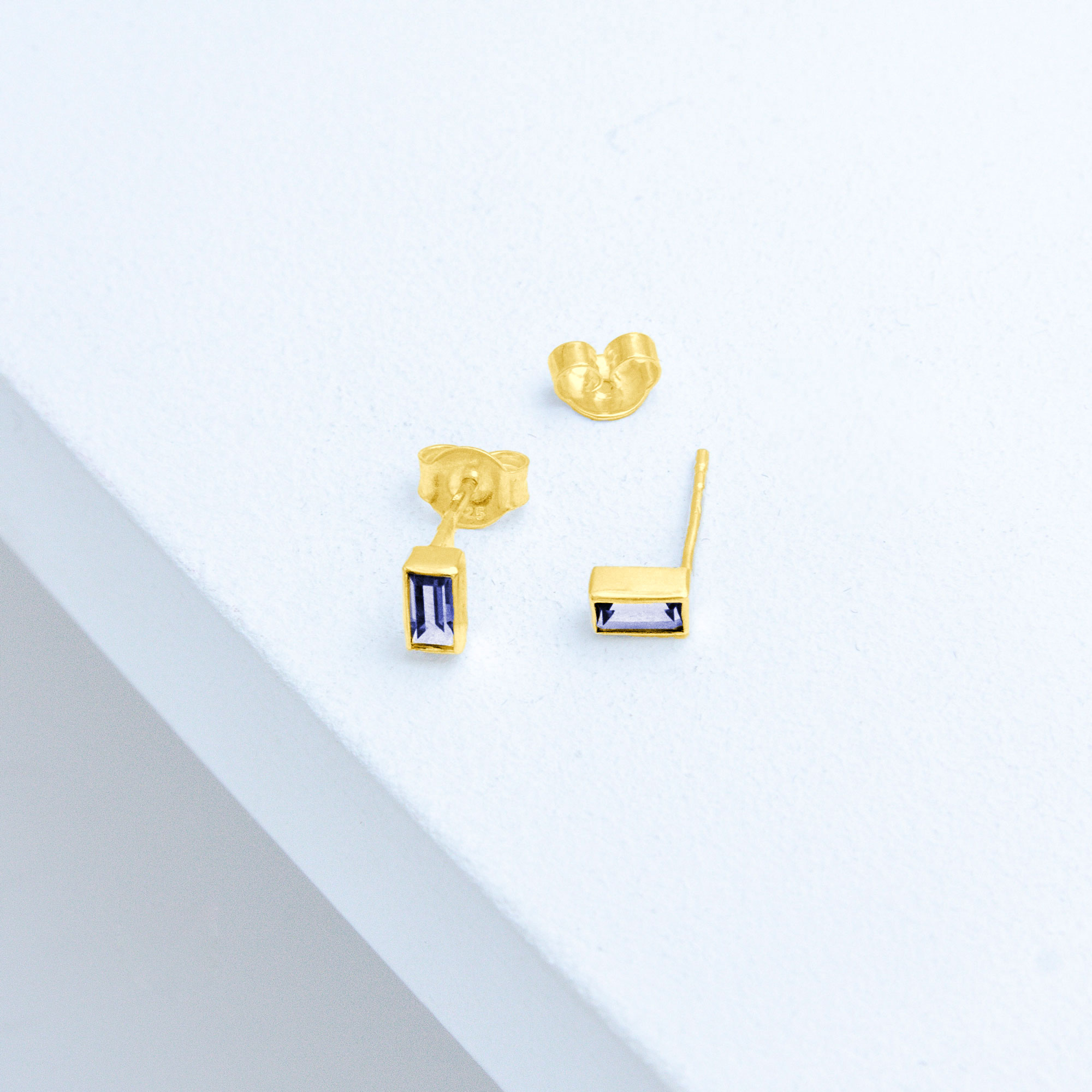 Handgemachter Schmuck von Studio 4L. Ohrring Sparkle Gold mit handgefasstem 5x2,5 mm Iolith