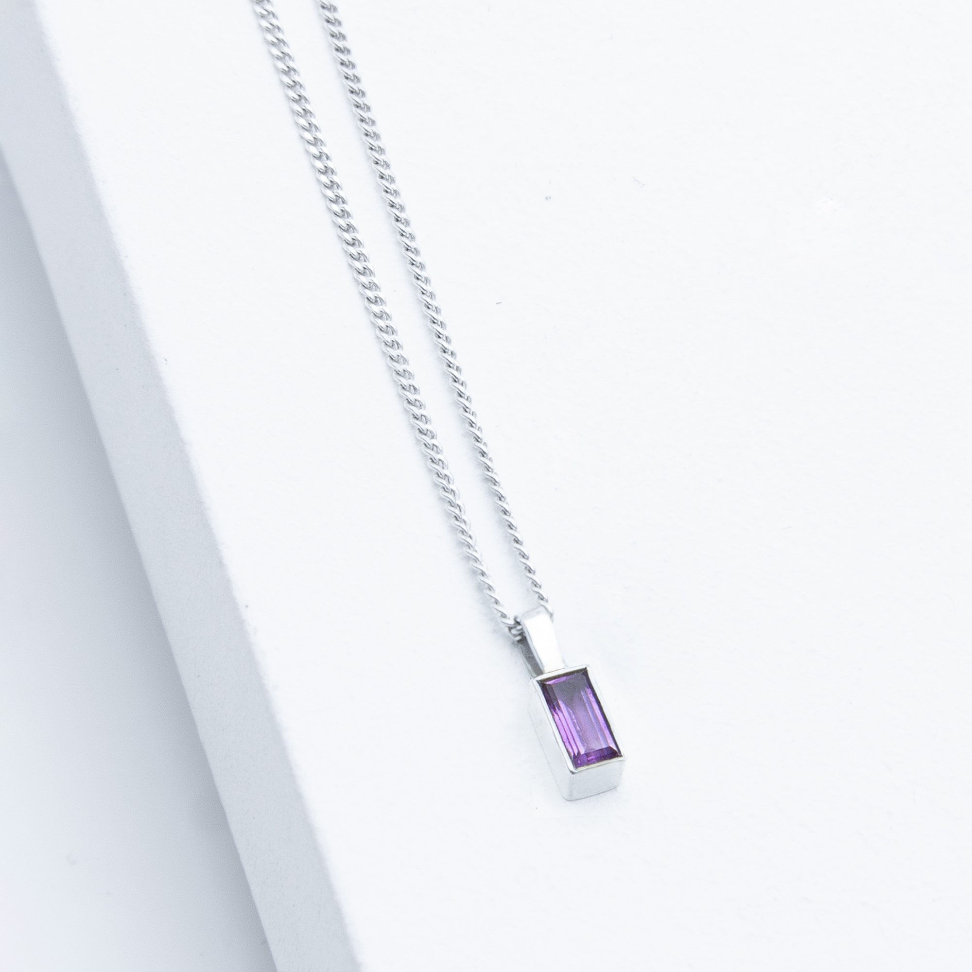 Handgefertigte Silberkette Sparkle mit Amethyst im Baguette-Schliff – Step Cut 5×2,5 mm