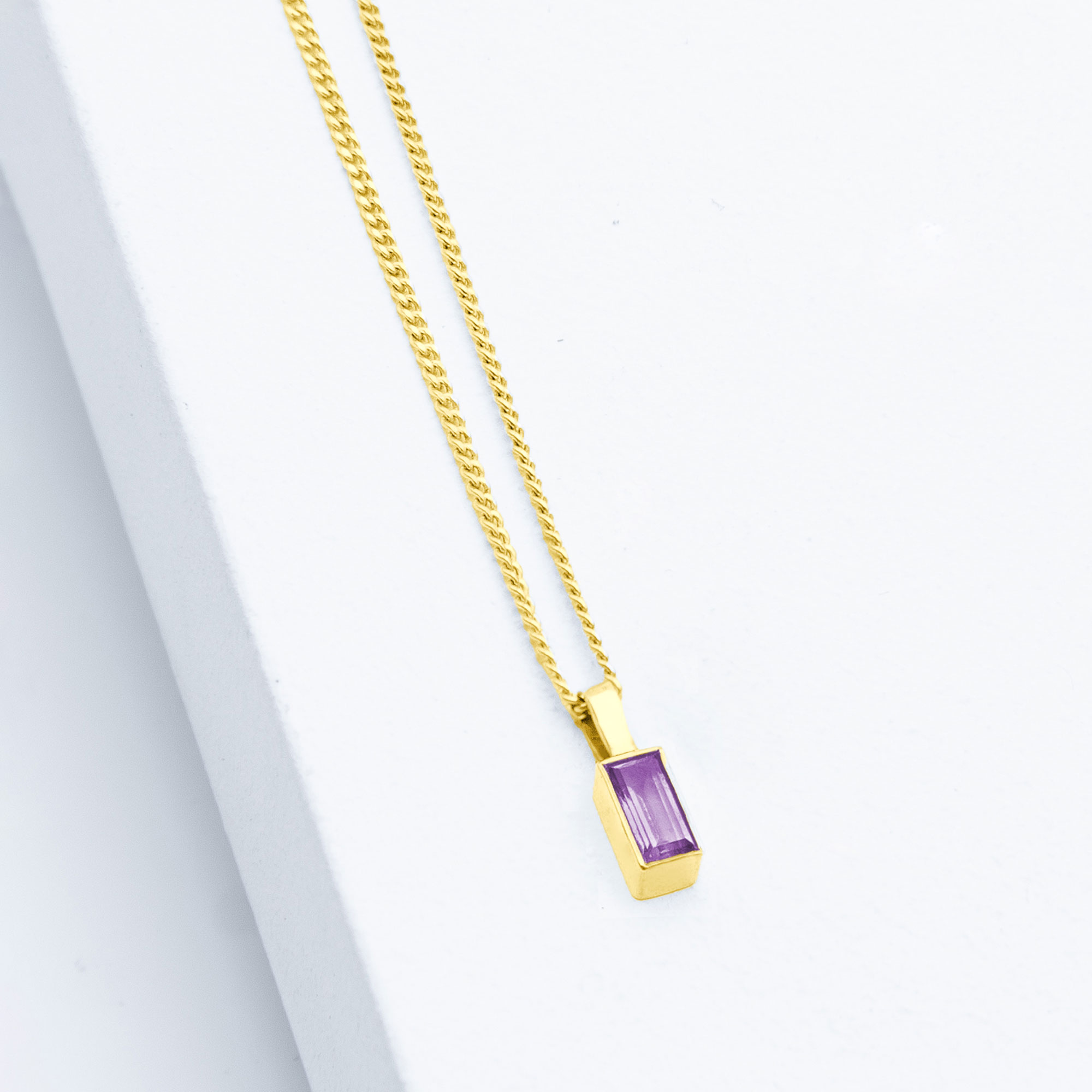 Handgefertigte Silberkette Sparkle mit Amethyst Gold im Baguette-Schliff – Step Cut 5×2,5 mm