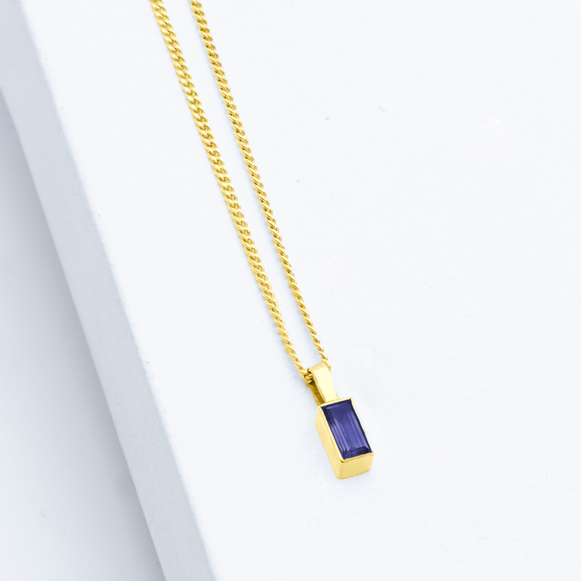 Handgemachter Schmuck von Studio 4L. Kette Sparkle Gold mit handgefasstem 5x2,5 mm Saphir