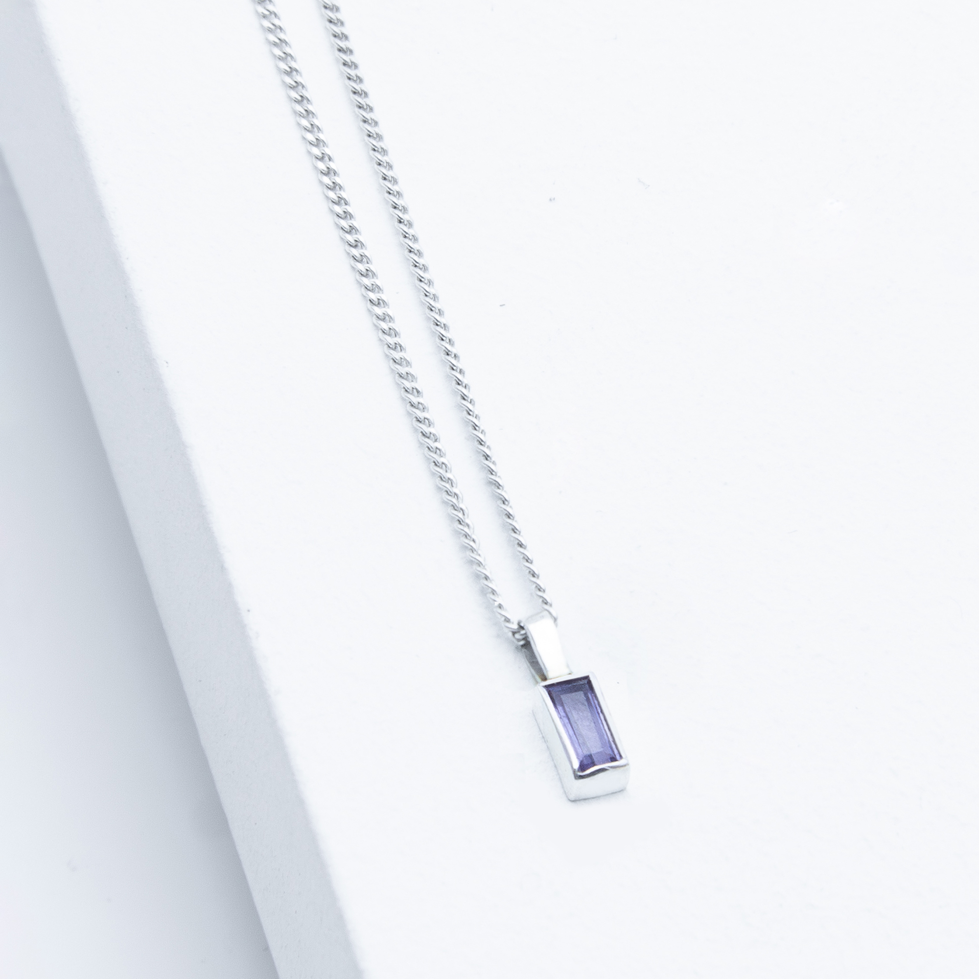 Kette Sparkle Iolith Silber mit Iolith Edelstein in Baguette-Form, Step Cut Schliff