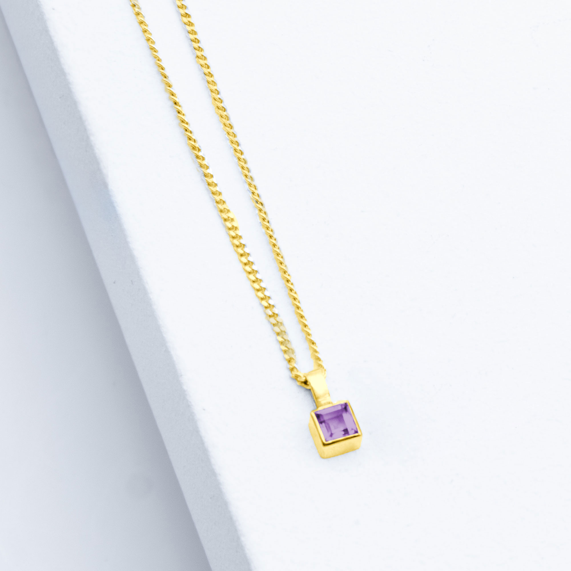 Silberkette Sparkle mit hochwertiger Goldplattierung und Amethyst in Carree-Form – Diamantschliff 3×3 mm