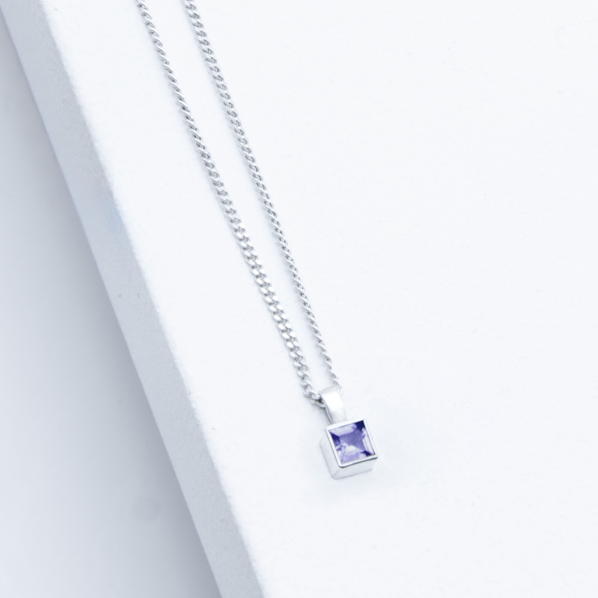 Kette Sparkle Iolith Silber mit Iolith Edelstein in quadratischer Carre-Form, Step Cut Schliff