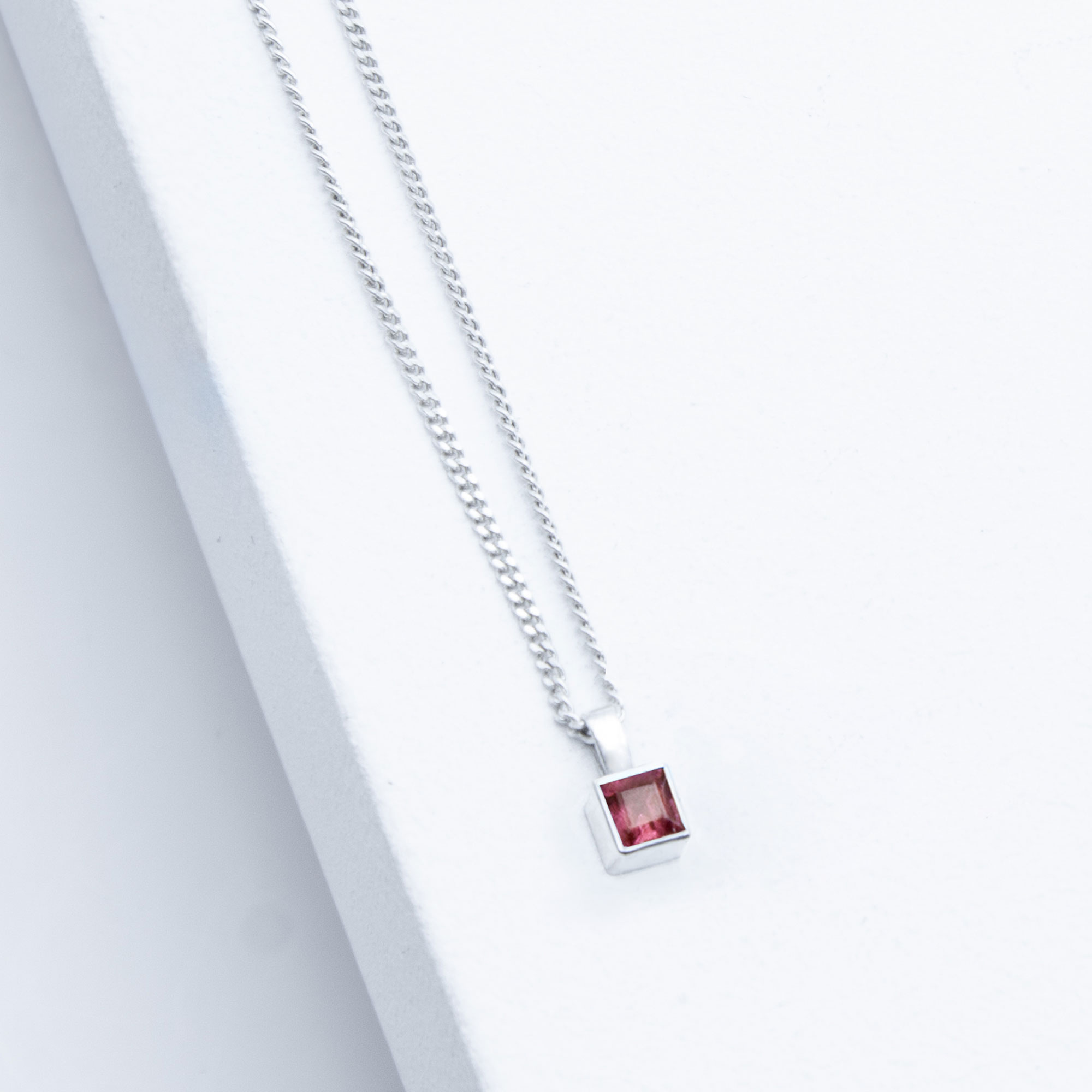 Handgefertigte Silberkette Sparkle mit Carree-Rhodolith – feiner Edelsteinschmuck mit Diamantschliff