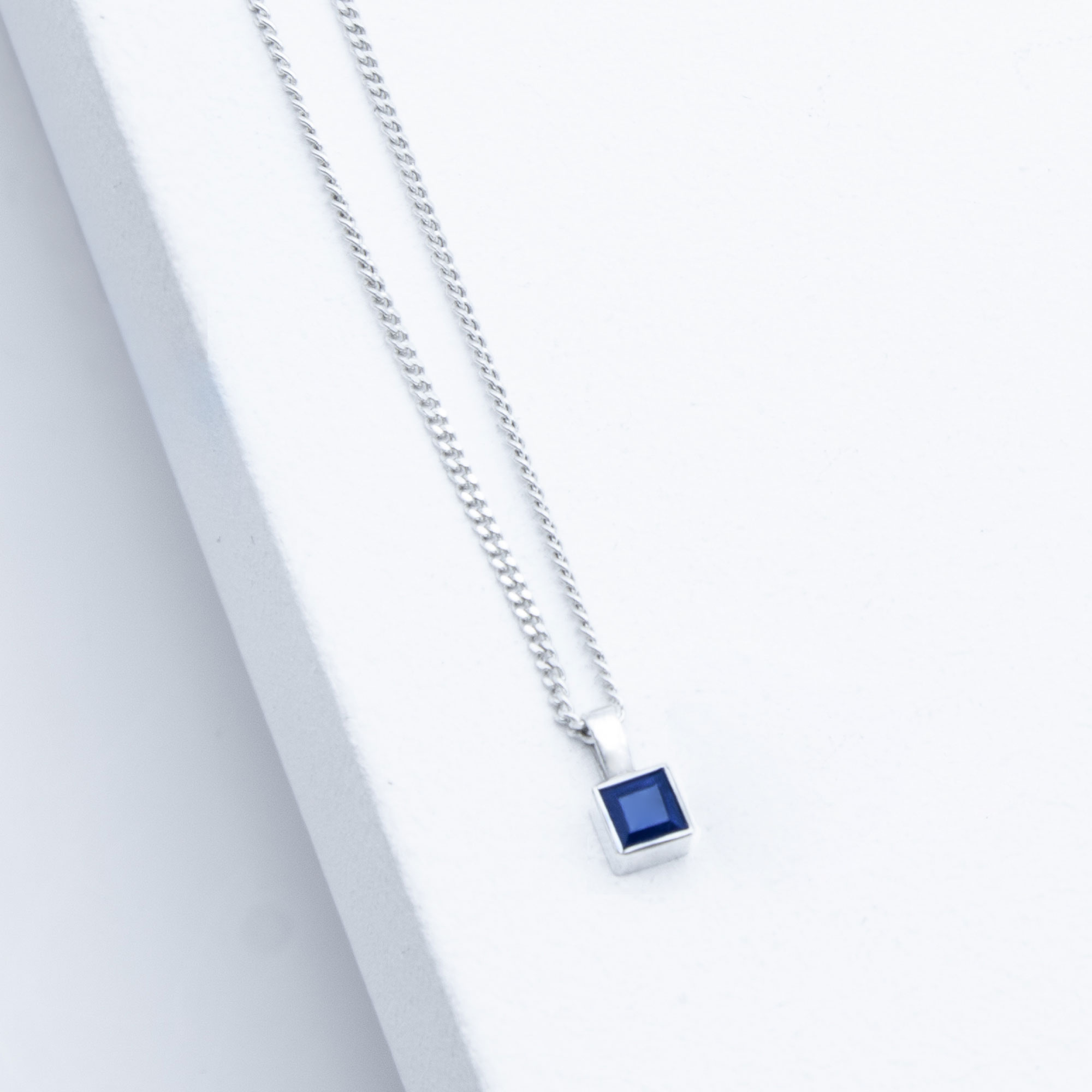 Saphir Kette Silber mit facettiertem Carree-Edelstein – geometrischer Schliff in tiefem Blau