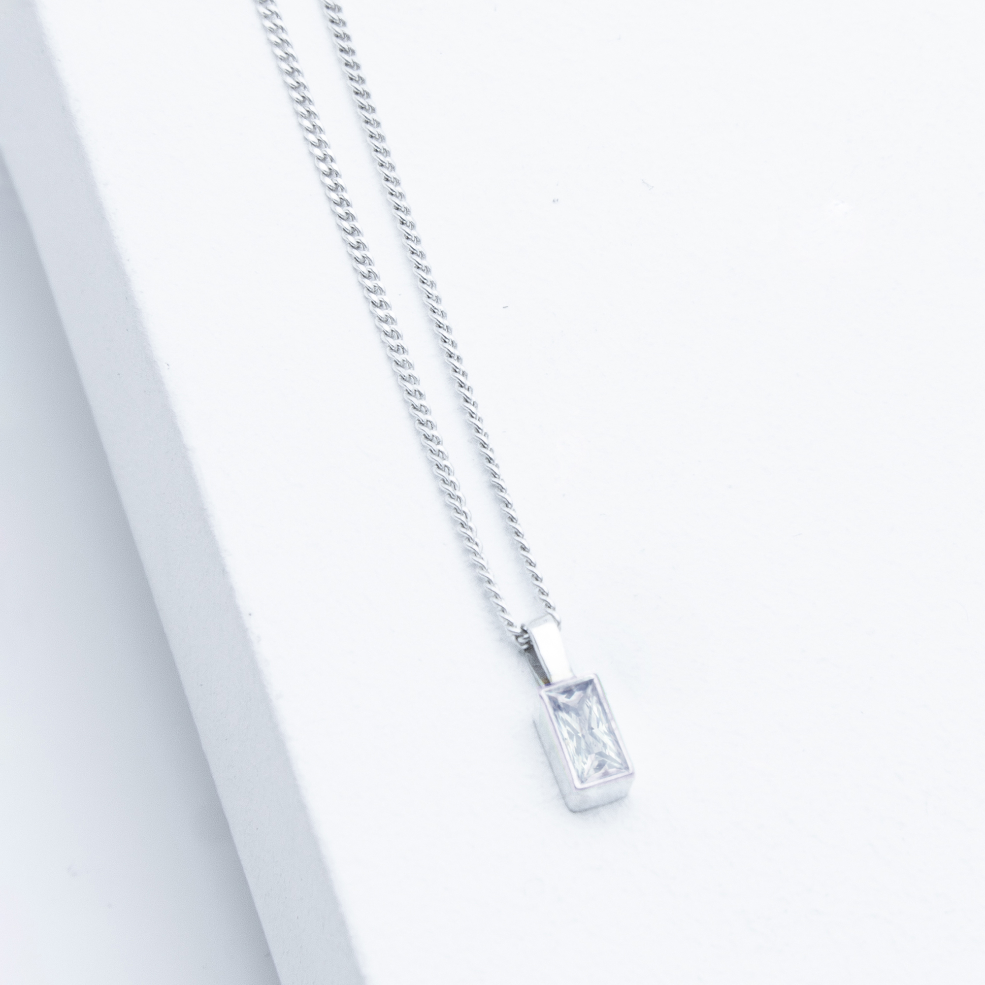 Kette Sparkle Zirkonia Silber mit rechteckigem Baguette-Zirkonia in Weiß, facettiert