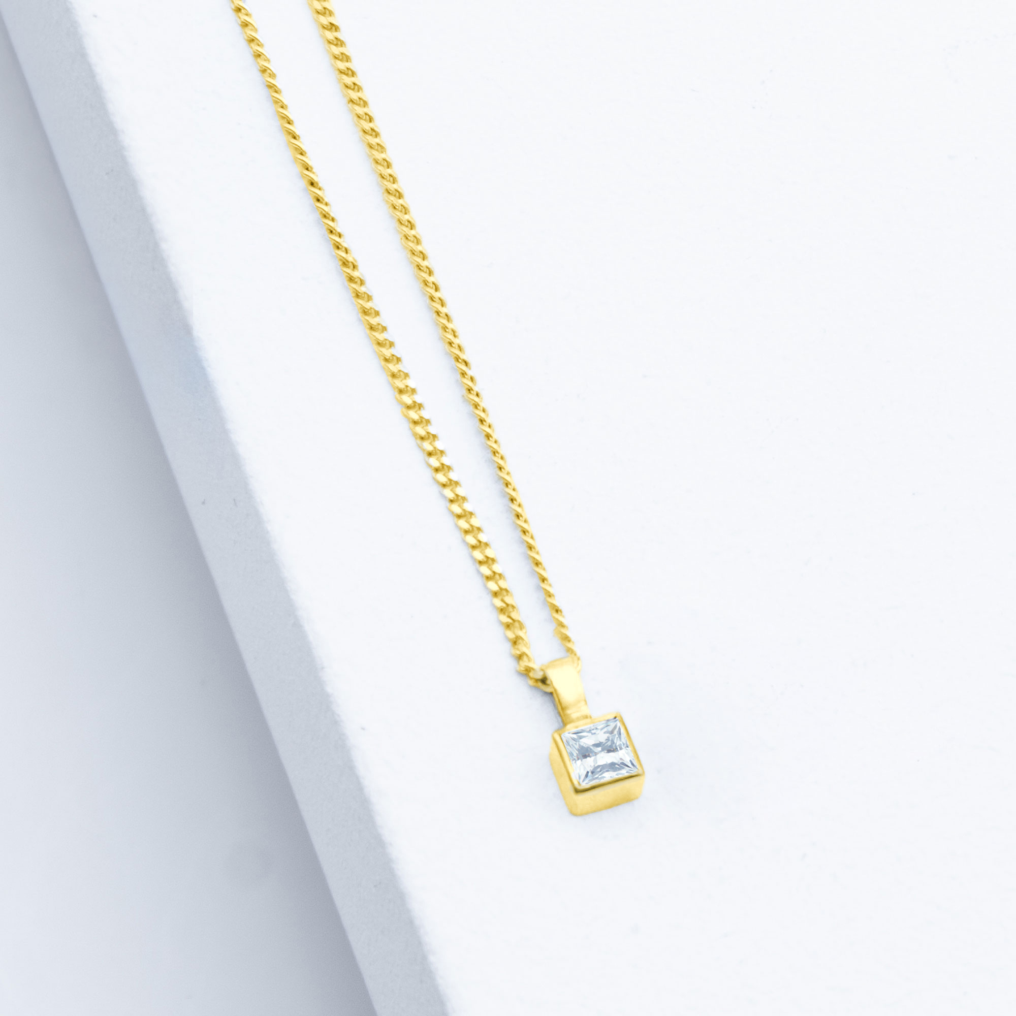 Kette Sparkle Zirkonia Silber mit quadratischem Carré-Zirkonia in hellem Weiß.- Veredelt mit einer hochwertigen 18kt Goldplattierung