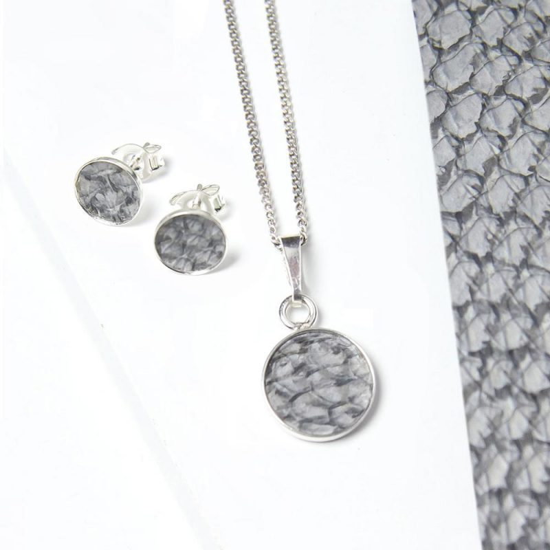 Schmuck aus Fischleder aus der Studio 4L Manufaktur.