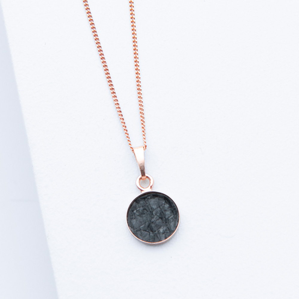 Schmuck aus Fischleder von Studio 4L. Kette R0L Rosé Schwarz.